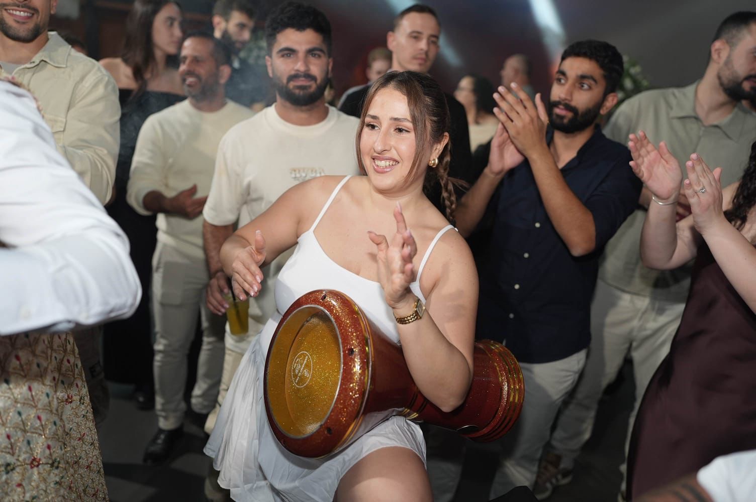 נגנית דרבוקה מטריפה את הקהל