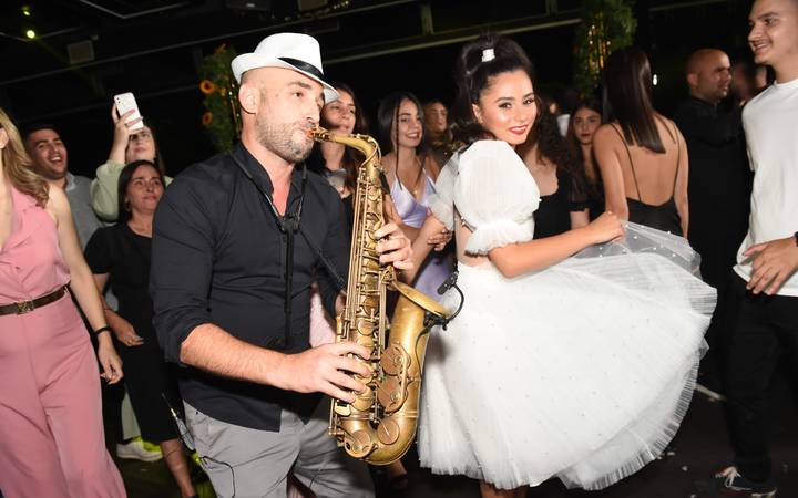 נגן סקסופון לחתונה ולאירועים – טל רודובסקי מנגן סקסופון ברחבה בין האורחים הרוקדים
