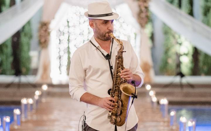 שיר לחופה – נגן סקסופון מנגן במעבר לחופה בחתונה