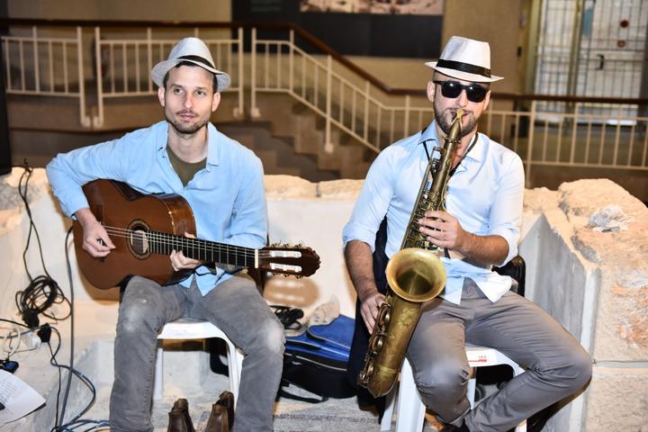 Dúo de saxofón y guitarra para eventos – Tal Rudovsky con un guitarrista de Musicali