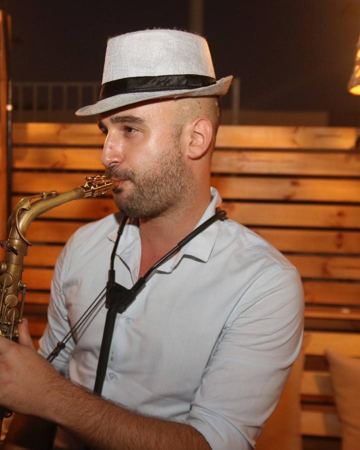 Tal Rudovsky toca el saxofón en un evento nocturno – saxofonista para bodas y eventos en Israel