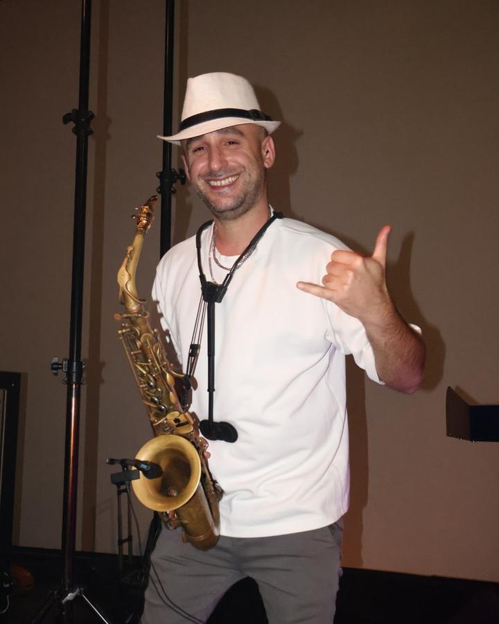 Tal Rudovsky – saxofonista y director musical de Musicali, sonriendo con su saxofón