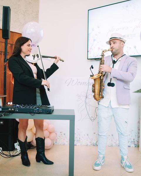 DJ de boda con músicos en vivo – saxofón y violín eléctrico junto a la cabina del DJ