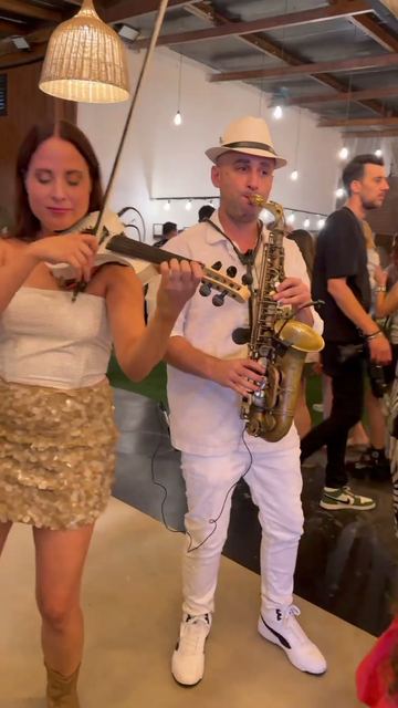 Los músicos de Musicali – saxofón y violín eléctrico en vivo en un evento