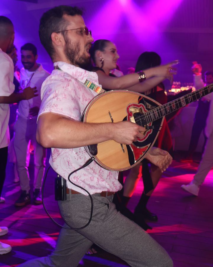 Bouzouki player on the dance floor – live bouzouki at a wedding