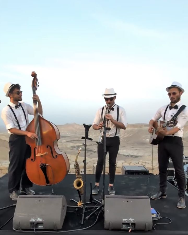 הרכב הג'אז Jazzmen על במה מול המכתש