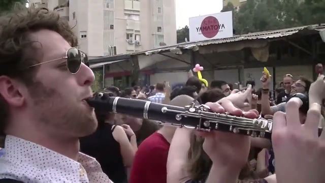 Fanfare balkanique pour événements – un cortège dans la rue
