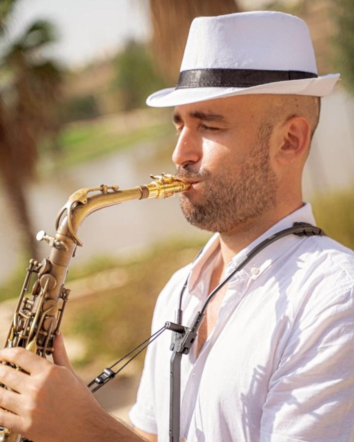 טל רודובסקי – מורה לחליל צד, לקלרינט ולסקסופון במודיעין, מנגן בחוץ באור חם