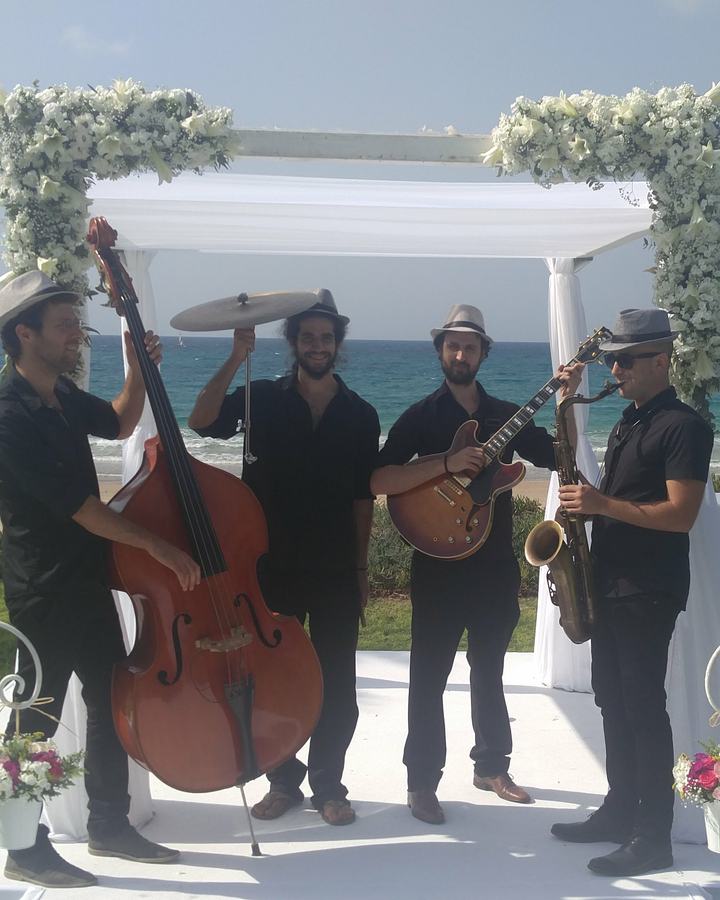 Jazz band for a wedding – Jazzmen with double bass, guitar and saxophone by the chuppah on the beach