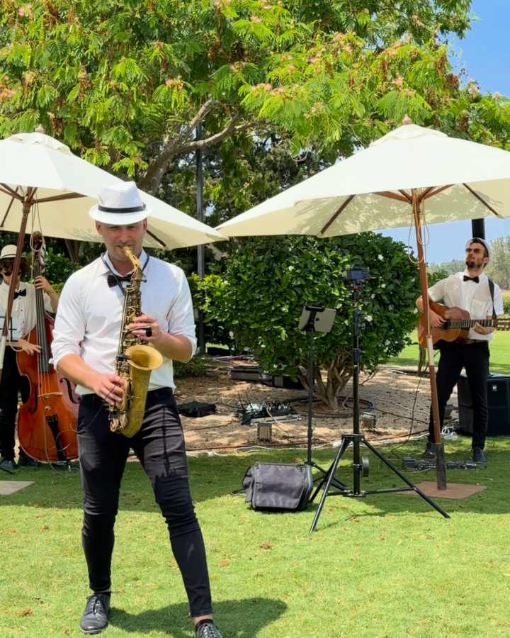 להקה לקבלת פנים – טריו Jazzmen עם קונטרבס, סקסופון וגיטרה בקבלת פנים של חתונה בגן