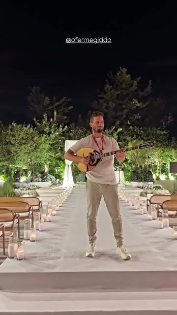 נגן בוזוקי לקבלת פנים – עופר מנגן בבוזוקי על שביל החופה הלבן בגן אירועים בערב