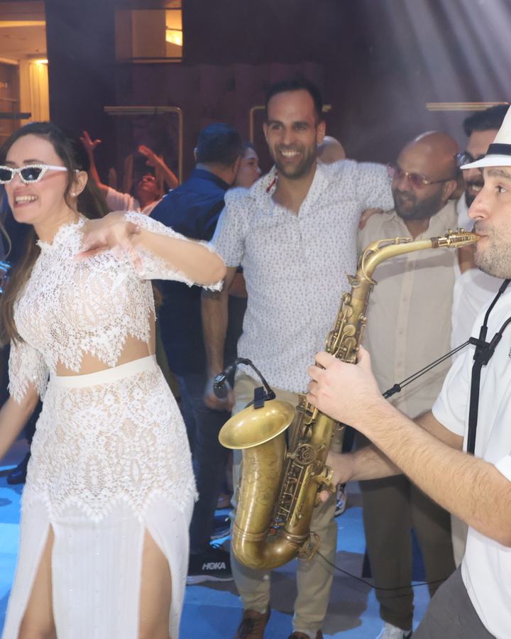 הכלה רוקדת עם הסקסופוניסט בחתונה