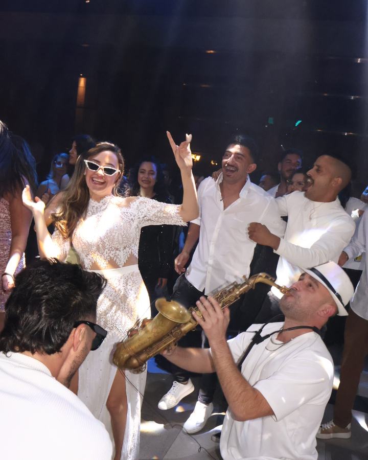 סקסופוניסט לחתונה – טל מנגן מול הכלה והאורחים ברחבה