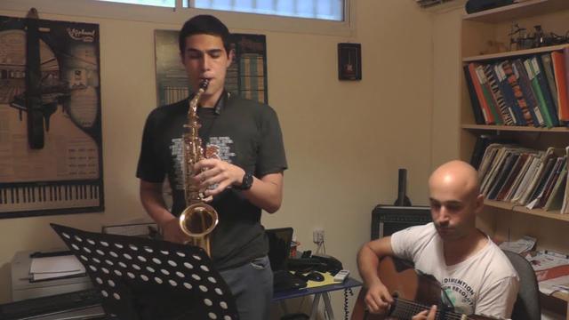 שיעור סקסופון פרטי עם טל רודובסקי – תלמיד מנגן How Deep Is Your Love וטל מלווה בגיטרה