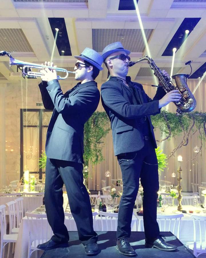סקסופון וחצוצרה לחתונה – נגן חצוצרה ונגן סקסופון גב אל גב על במה באולם האירועים