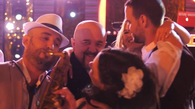 נגן סקסופון בסלואו – Wonderful Tonight