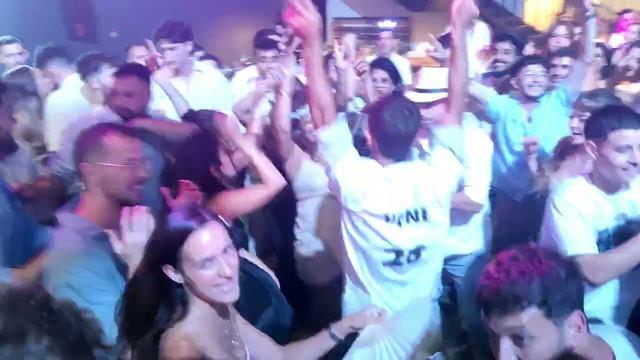 סקסופון טירוף ברחבה – לייב עם הדיג'יי