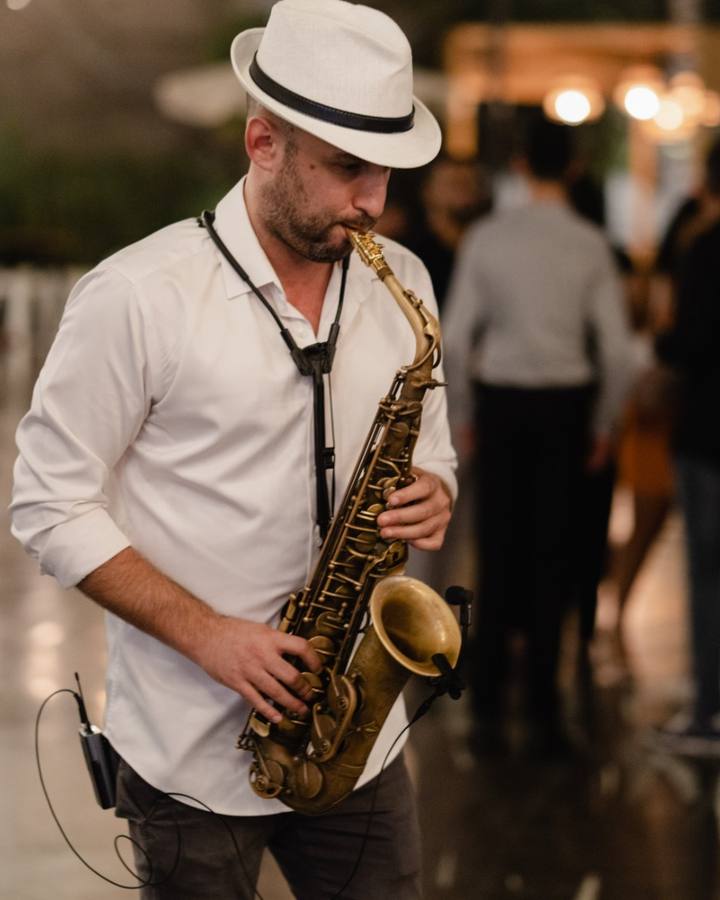 סקסופון לקבלת פנים בחתונה – טל רודובסקי מנגן בסקסופון בין האורחים בקבלת פנים בערב