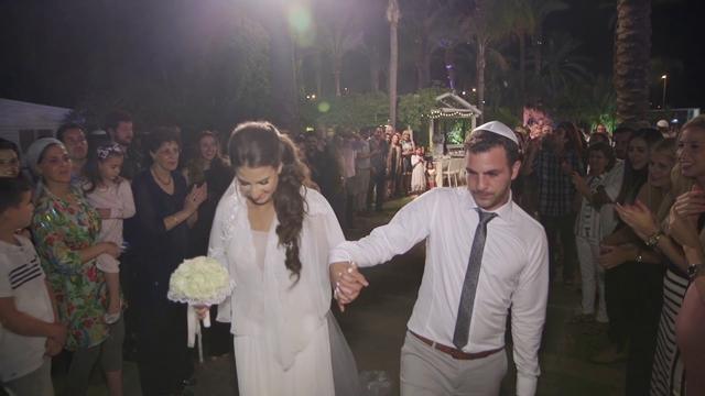 סקסופון בחופה – הכלה והחתן צועדים לחופה בליווי נגן סקסופון