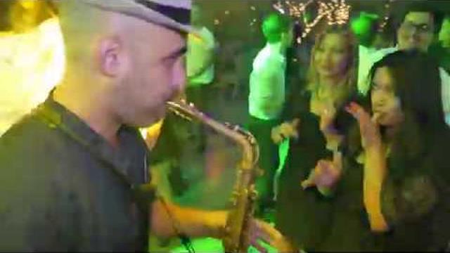 סקסופון ברחבה – טל רודובסקי מנגן בסקסופון בין הרוקדים בחתונה
