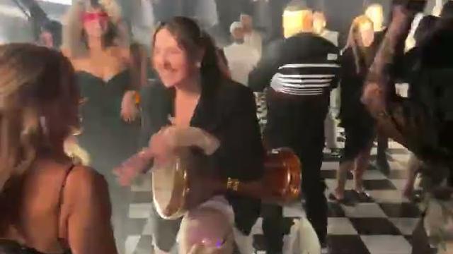 נגנית דרבוקה לאירוע – מתופפת בדרבוקה בין האורחים