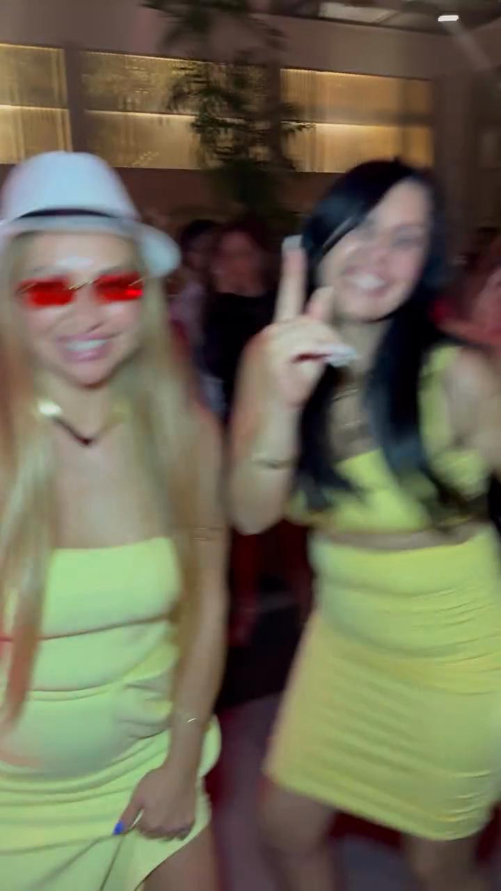 Avis Musicali – des invitées de mariage en robes jaunes dansent et sourient sur la piste de danse
