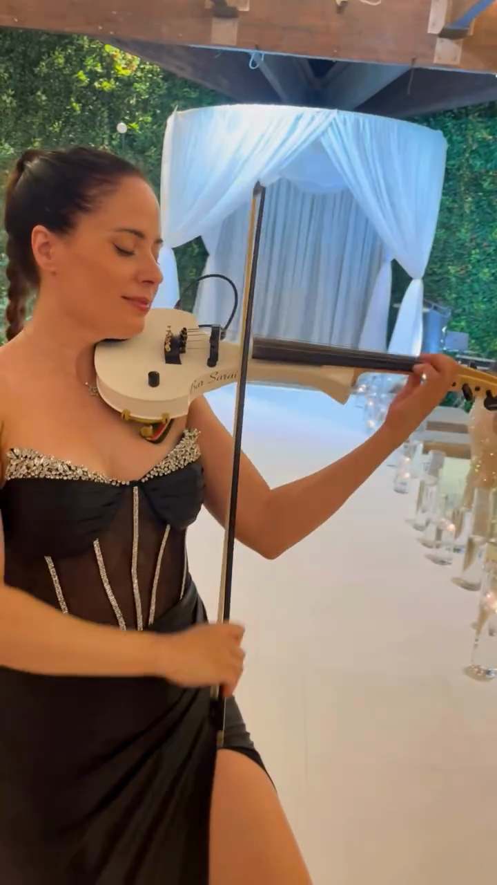 Vidéos de musiciens pour événements en Israël – une violoniste joue d’un violon électrique blanc près de la houppa