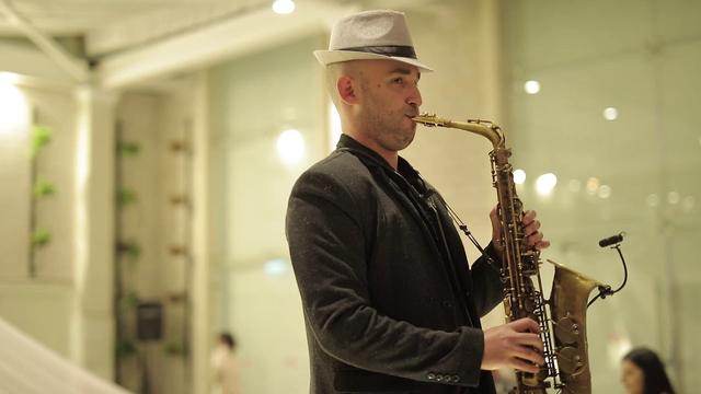 Saxophone pour le cocktail – Diamonds interprété par Tal Rudovsky