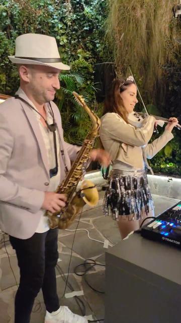 Saxophone et violon Live on DJ – une violoniste et un saxophoniste lors d’une réception haut de gamme