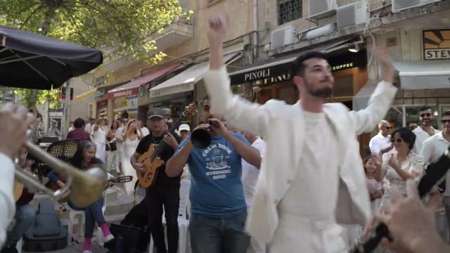 Cortège balkanique de bar mitsva – un orchestre live avec klezmer et percussions dans la rue