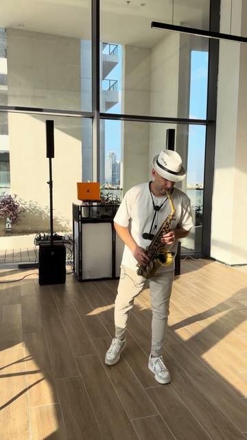 Saxophoniste pour un événement d’entreprise – Tal Rudovsky joue lors d’un cocktail dans une salle lumineuse