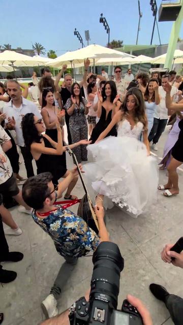 Bouzouki pour mariages – un musicien bouzouki avec les mariés sur la piste de danse