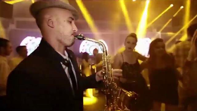 Saxophoniste Live on DJ – Tal Rudovsky sur la piste de danse sous les lumières