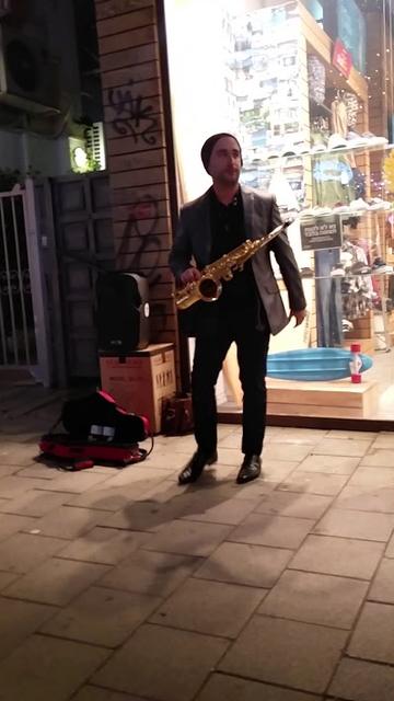 Saxophoniste pour événements – Tal Rudovsky joue dans la rue le soir