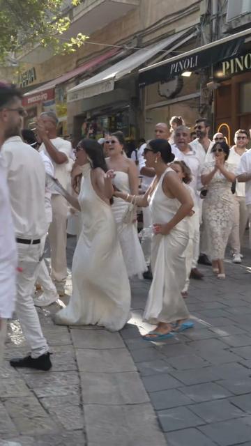 Fanfare de cortège pour événements – un orchestre balkanique dans la rue avec les invités