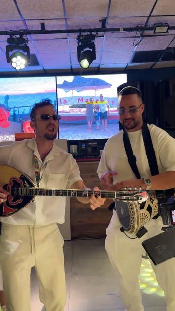 Bouzouki et darbouka pour événements – un musicien bouzouki et un joueur de darbouka sur la piste de danse