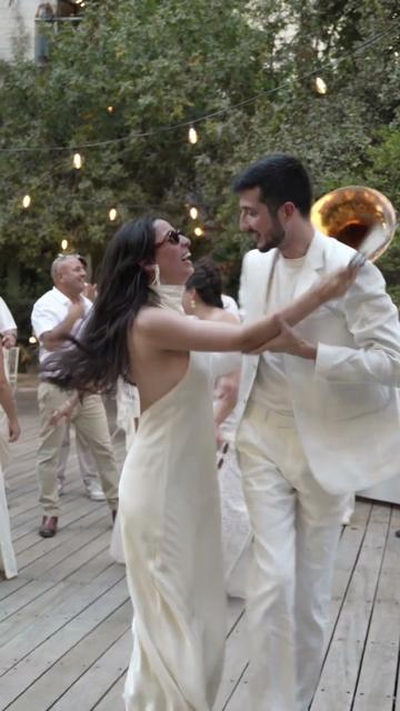 Cortège klezmer balkanique pour une bar mitsva – un couple danse devant l’orchestre