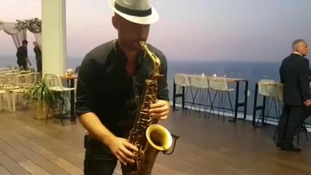 Saxophoniste de mariage – saxophone lors d’un cocktail face à la mer