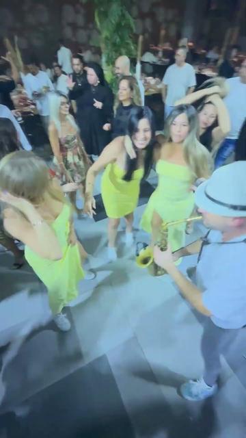 Saxophone sur la piste de danse – un saxophoniste de mariage parmi les invités qui dansent