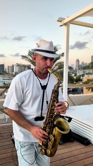 כינור וסקסופון Live Session – סקסופוניסט מנגן על גג בשקיעה מול קו הרקיע