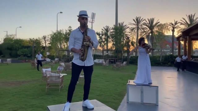 כנריות לקבלת פנים – כנרית וסקסופוניסט מנגנים בגן אירועים